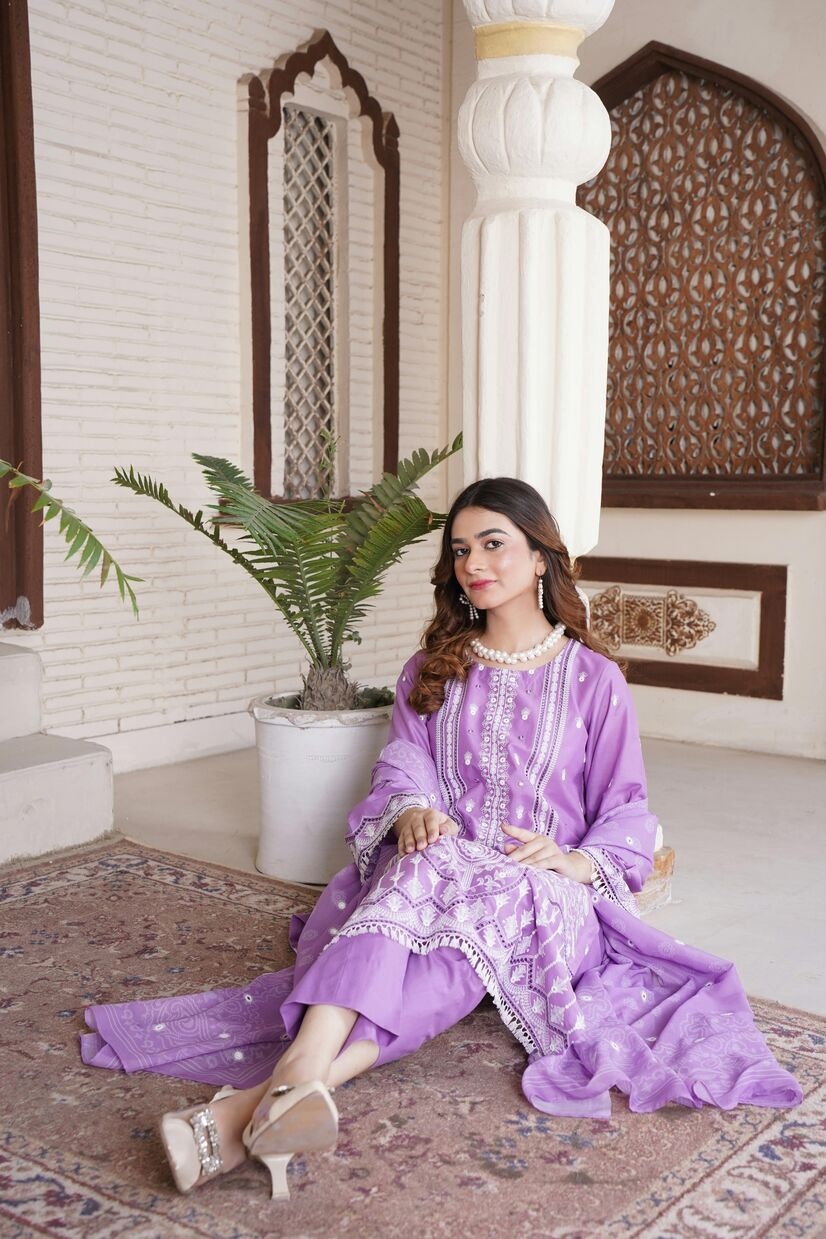 From Casual to Festive: Versatile Looks with Ittehad Lawn